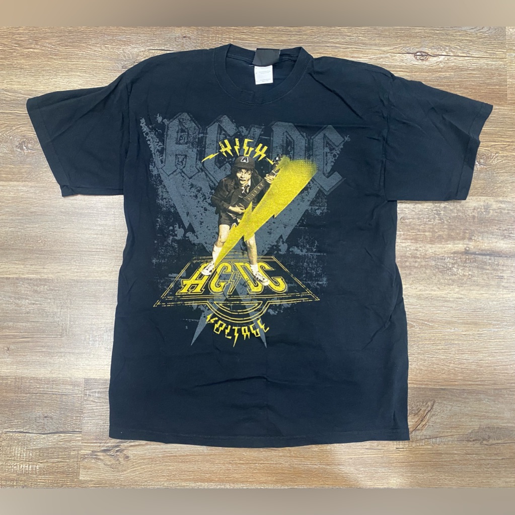 Used 2009 Ac/Dc Band Black And Yellow T Shirt Size Large.